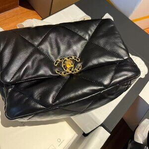 Classic CHANEL Bag: A Stylish and Versatile Choice for Elegance